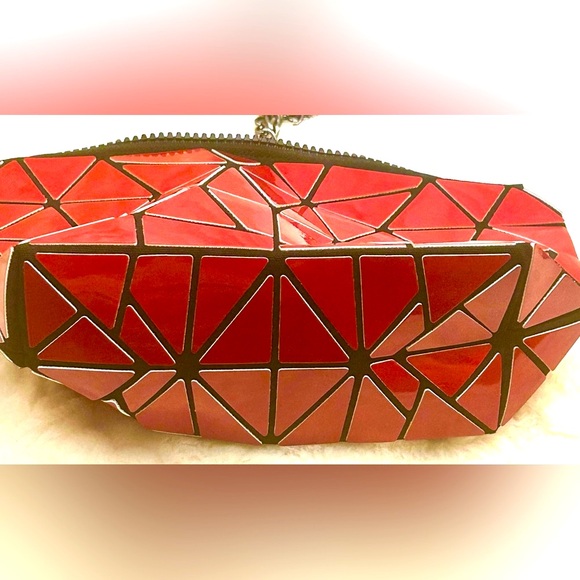 Emilio Pepe Geometric wristlet clutch crossbody bag with chain - Picture 5 of 13